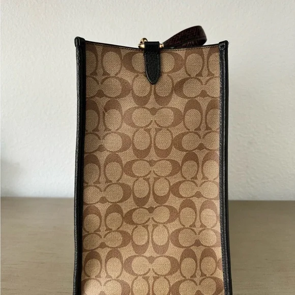 Coach x Basquiat Brown Signature Canvas Tote - Picture 4 of 6